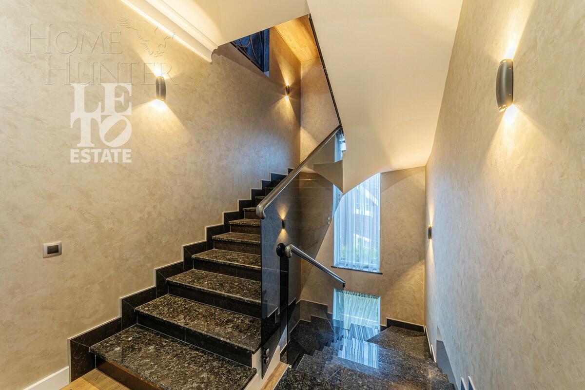 3-этажный коттедж 350 м² с отделкой