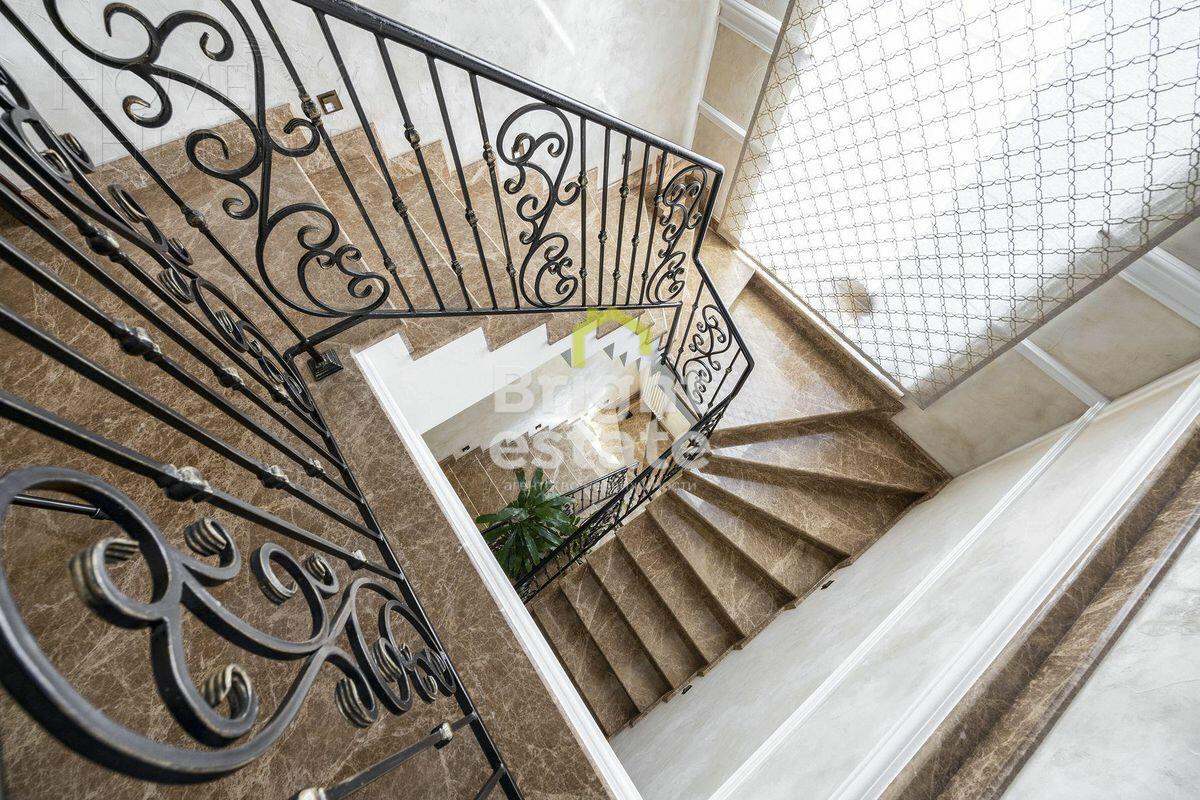 3-этажный таунхаус 270 м² с отделкой