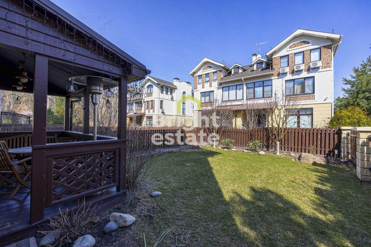 3-этажный таунхаус 270 м² с отделкой