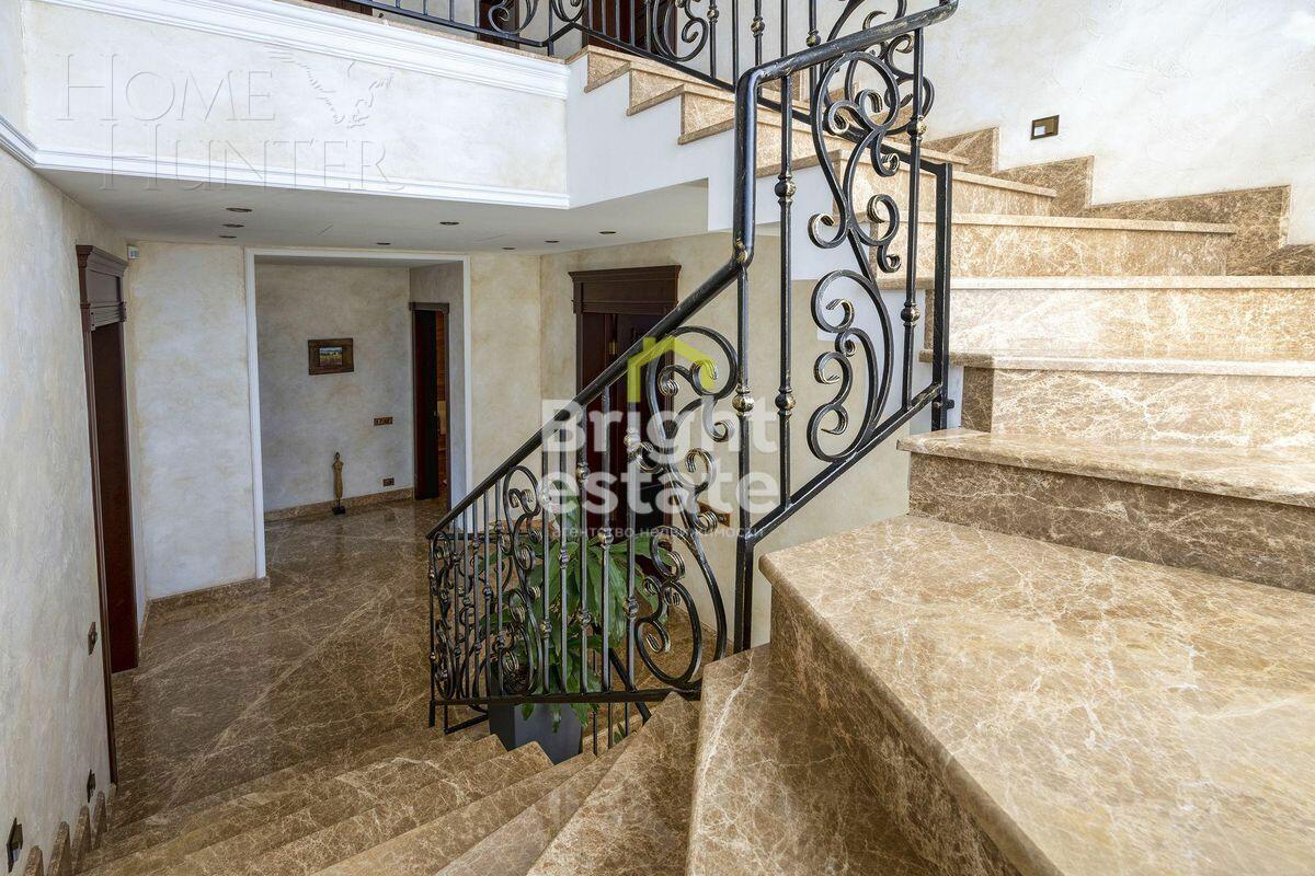 3-этажный таунхаус 270 м² с отделкой