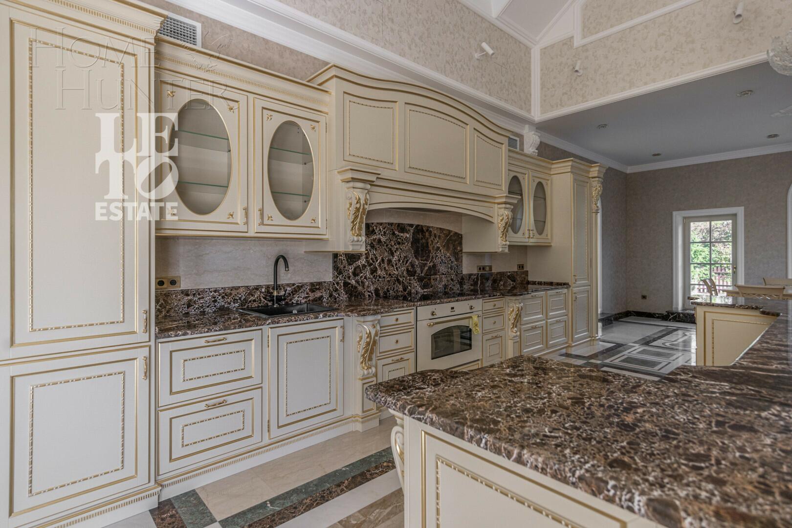 2-этажный коттедж 1 700 м² с отделкой