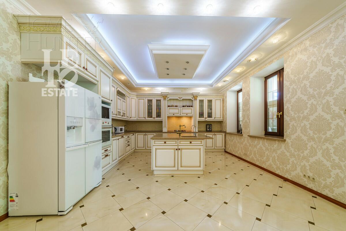 2-этажный коттедж 1 000 м² с отделкой