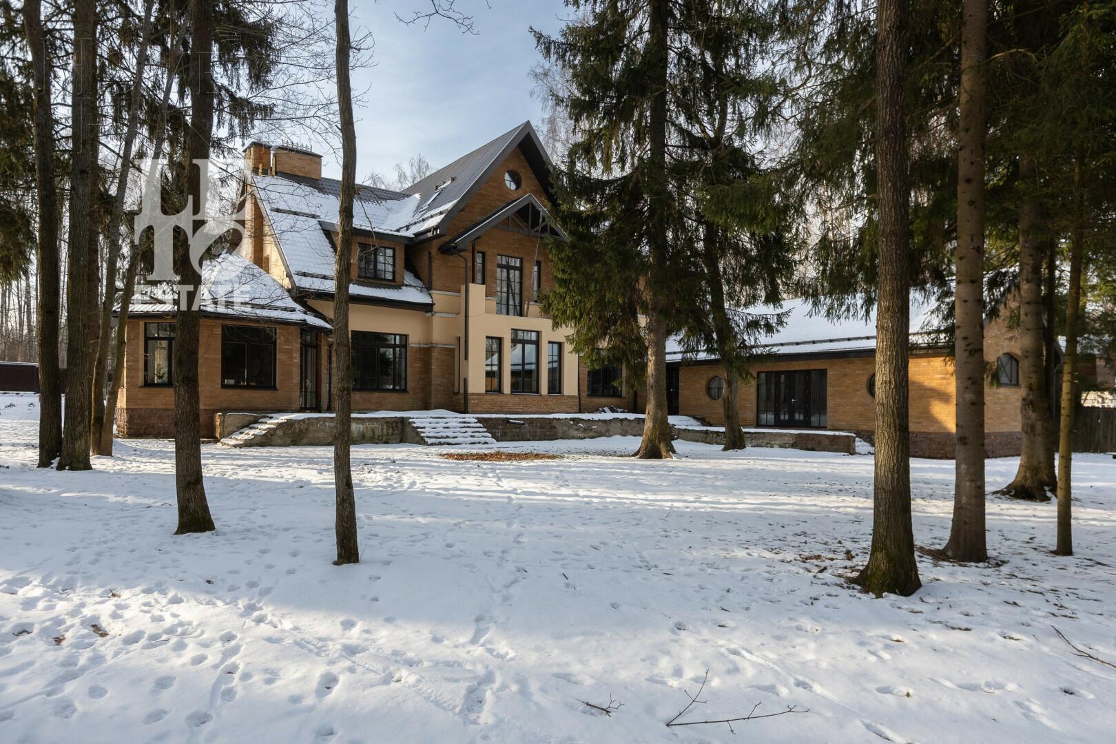 3-этажный коттедж 950 м² без отделки