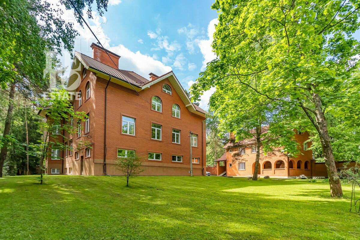 3-этажный коттедж 1 319 м² с отделкой