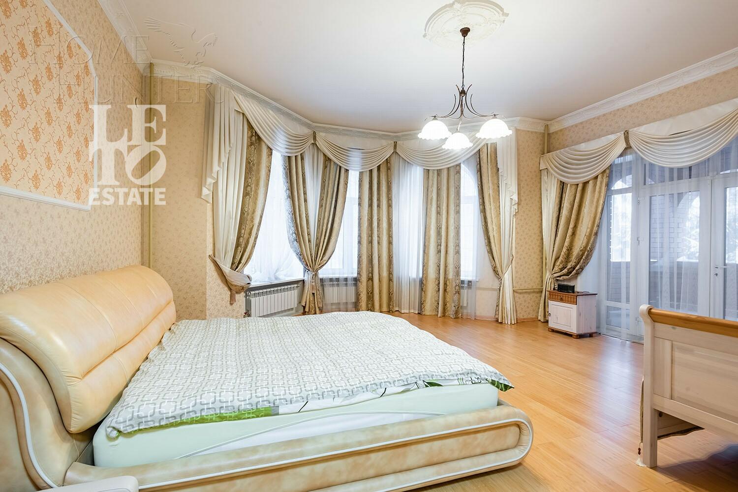 3-этажный коттедж 1 319 м² с отделкой