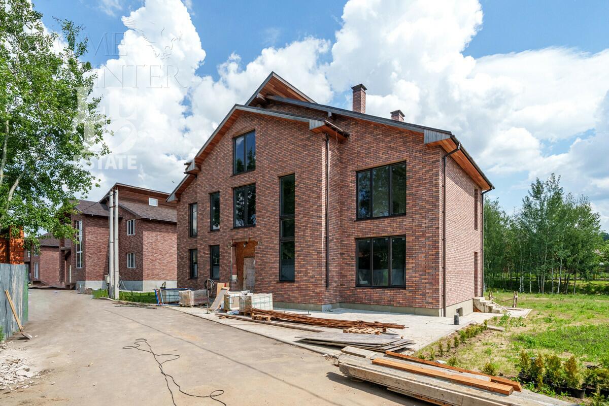 2-этажный коттедж 398.2 м² без отделки