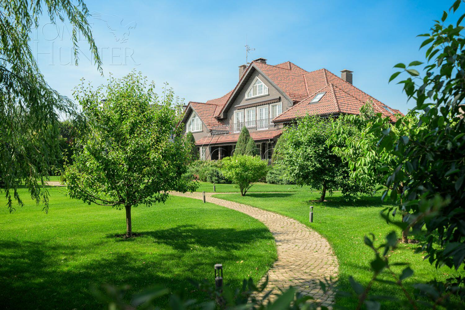 2-этажный коттедж 1 000 м² с отделкой