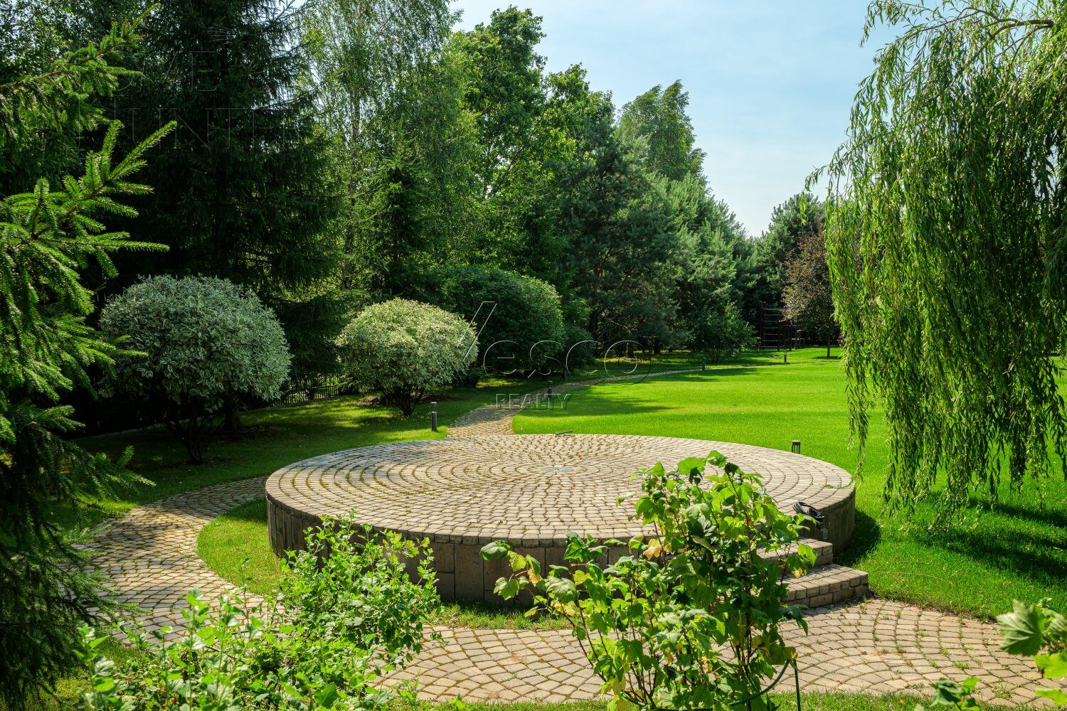 2-этажный коттедж 1 000 м² с отделкой