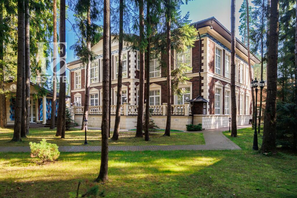 2-этажный коттедж 1 556 м² с отделкой