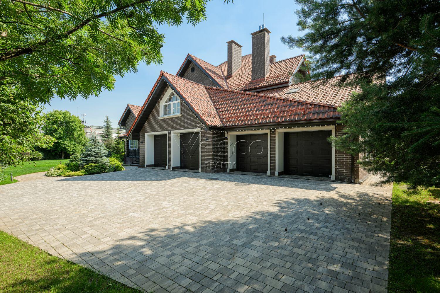 2-этажный коттедж 1 000 м² с отделкой