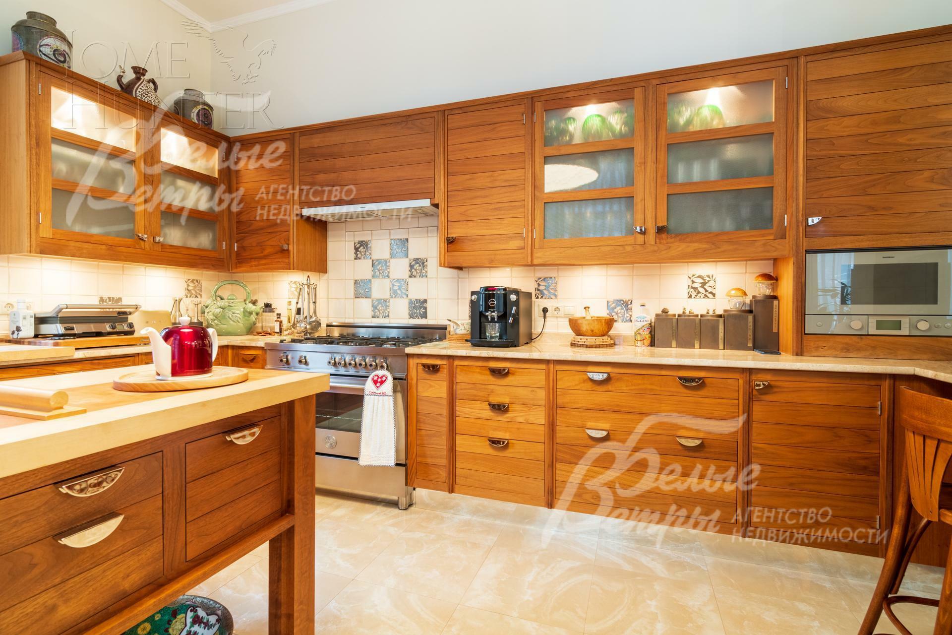 2-этажный коттедж 2 200 м² с отделкой