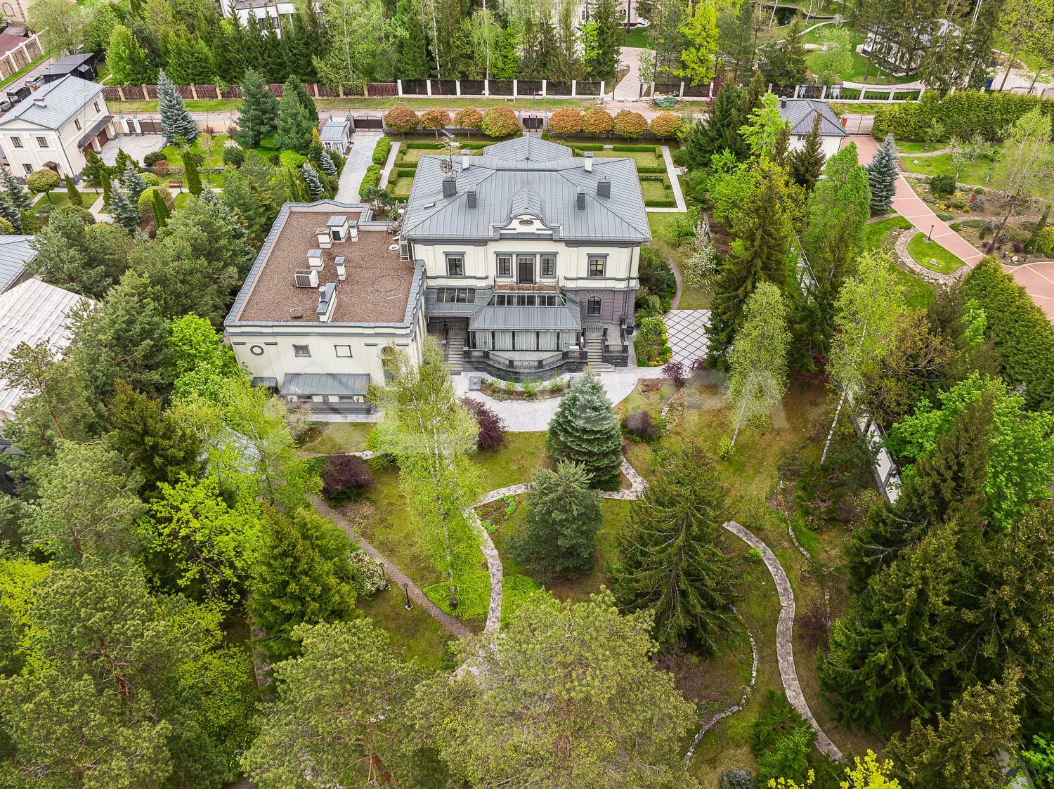 2-этажный коттедж 1 250 м² с отделкой