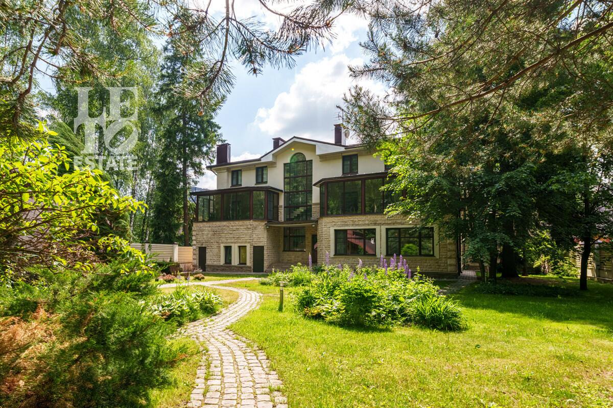 3-этажный коттедж 640 м² с отделкой