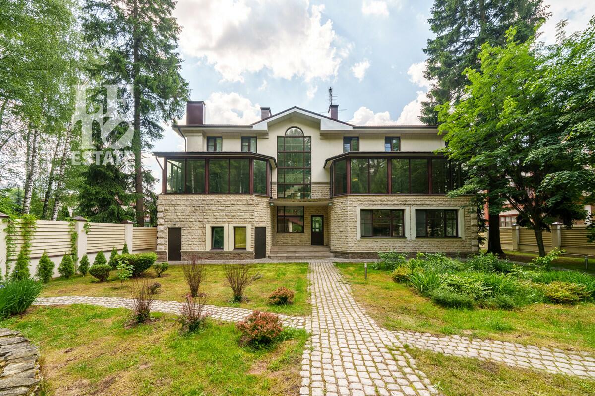 3-этажный коттедж 640 м² с отделкой