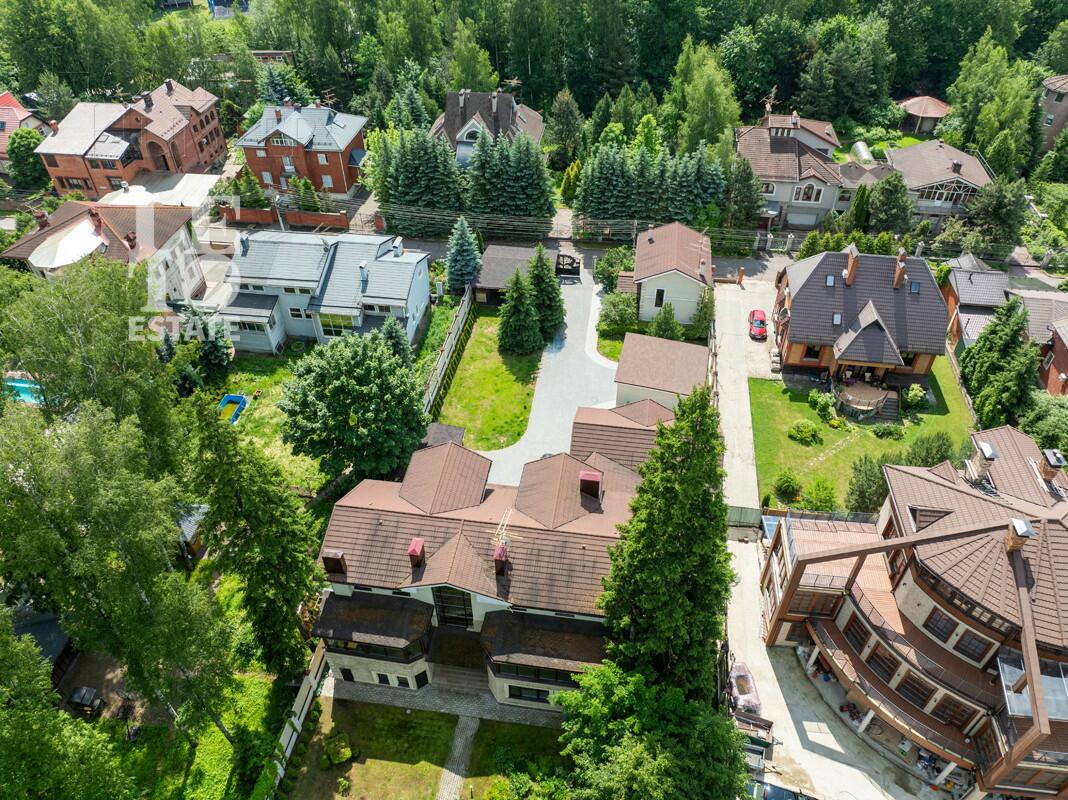 3-этажный коттедж 640 м² с отделкой