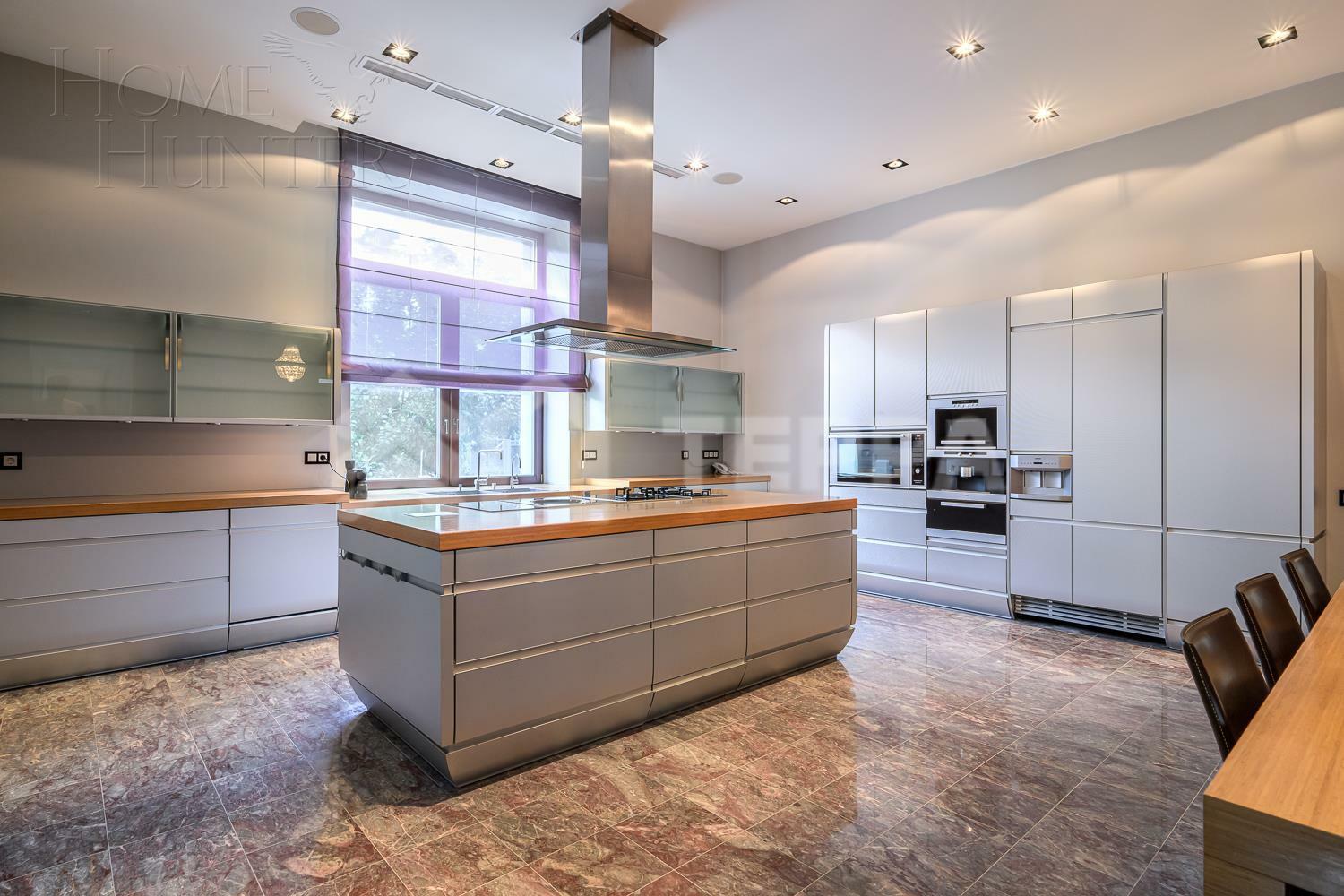 2-этажный коттедж 1 438 м² с отделкой