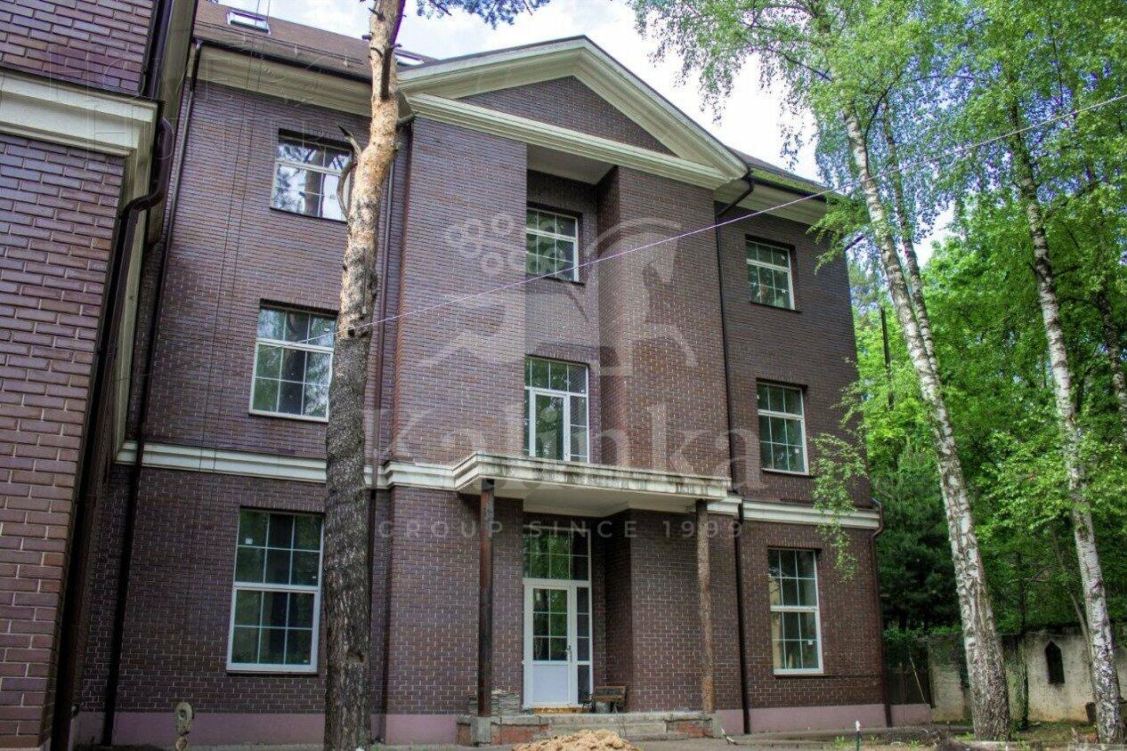 3-этажный коттедж 900 м² без отделки