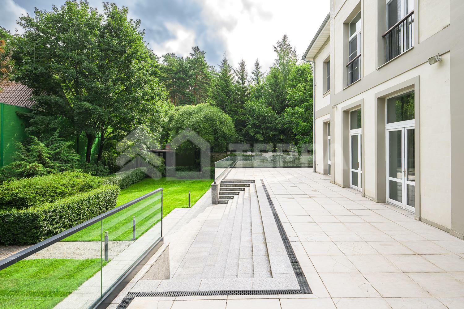 2-этажный коттедж 1 438 м² с отделкой