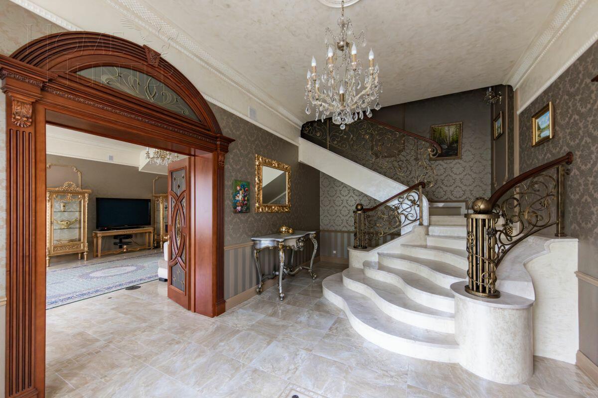 3-этажный коттедж 2 009 м² с отделкой