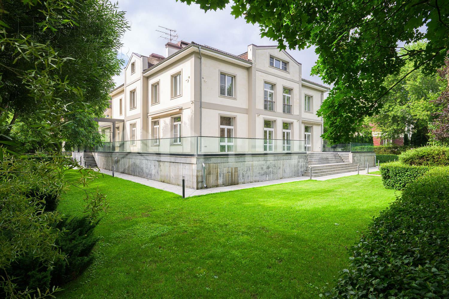 2-этажный коттедж 1 438 м² с отделкой