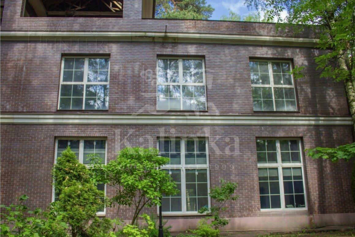 3-этажный коттедж 900 м² без отделки