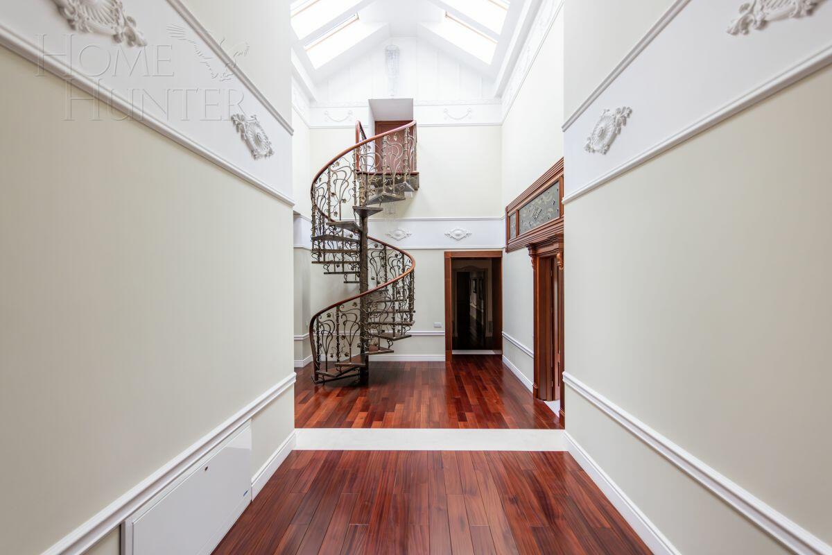 3-этажный коттедж 2 009 м² с отделкой