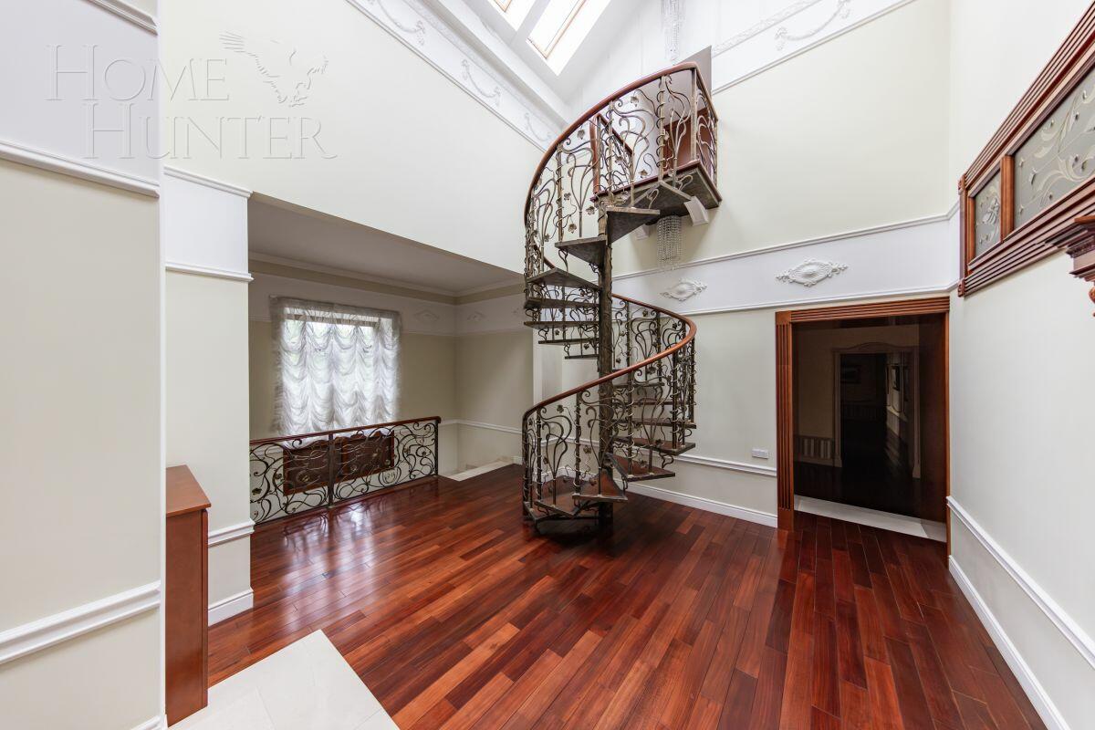 3-этажный коттедж 2 009 м² с отделкой