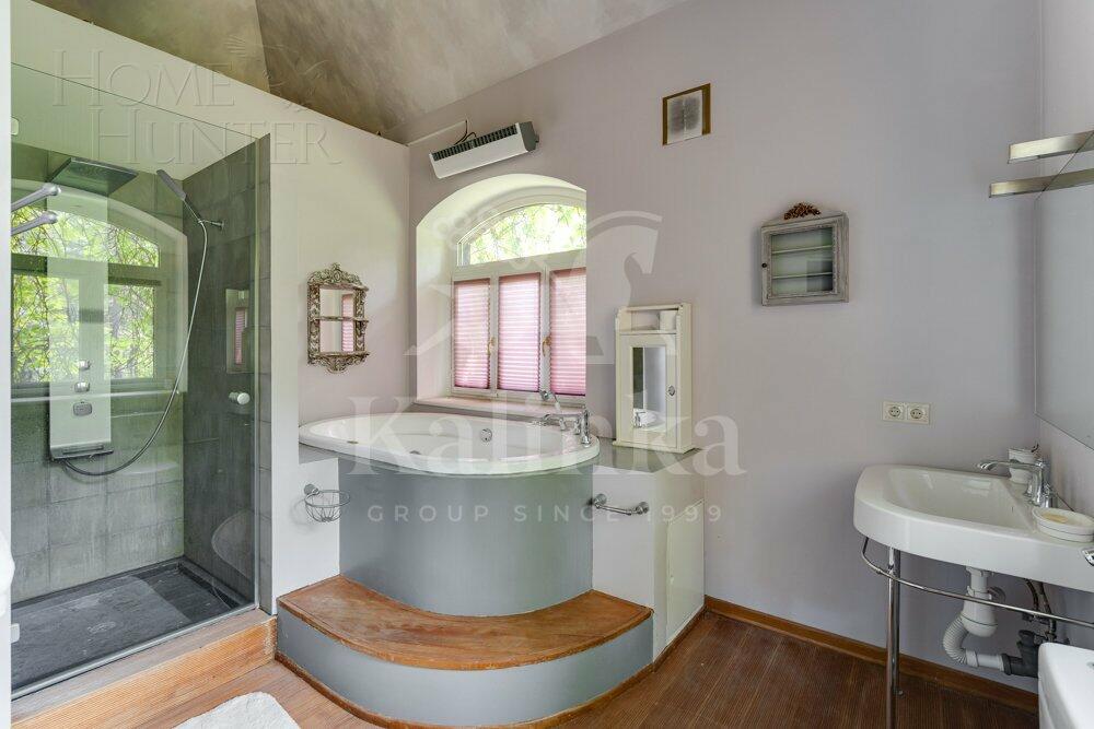 3-этажный коттедж 1 250 м² с отделкой