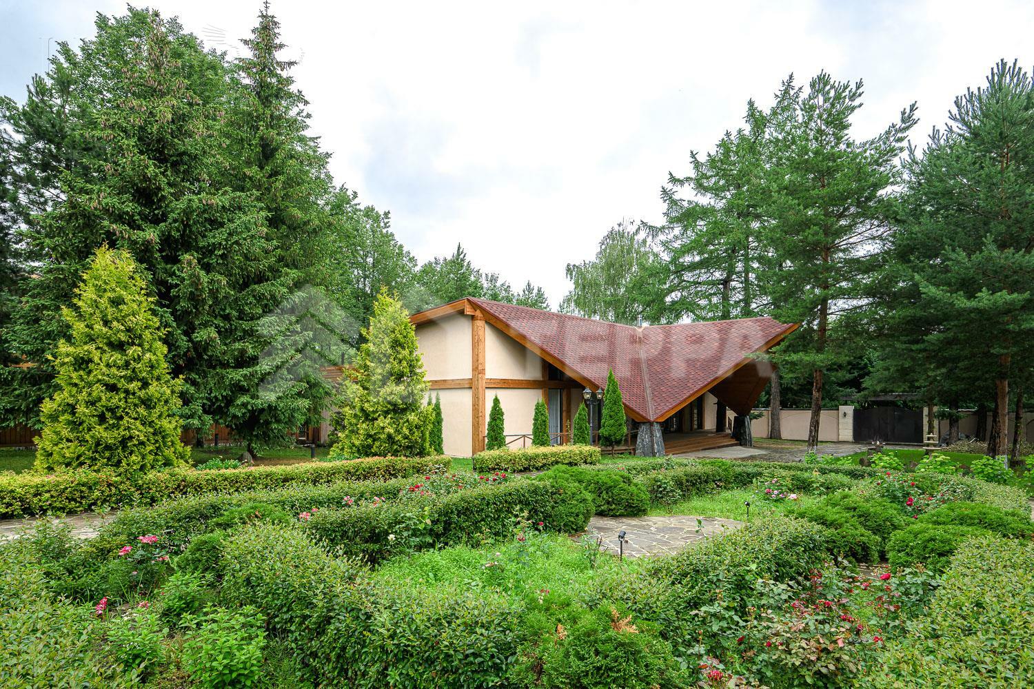 2-этажный коттедж 1 100 м² с отделкой