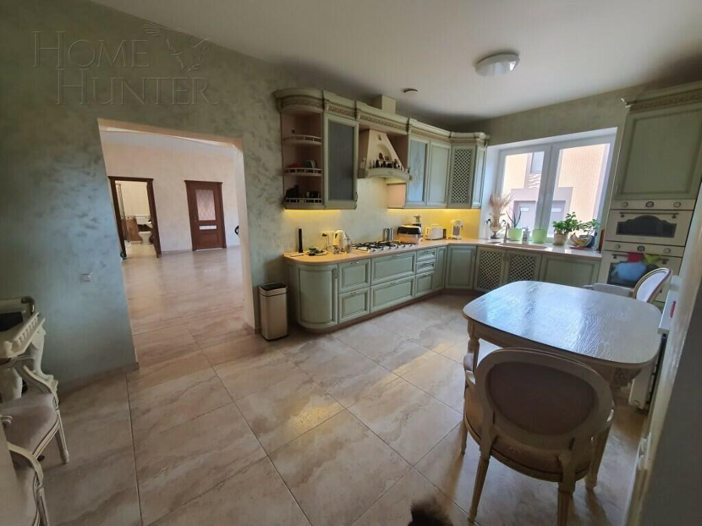 3-этажный коттедж 1 240 м² с отделкой