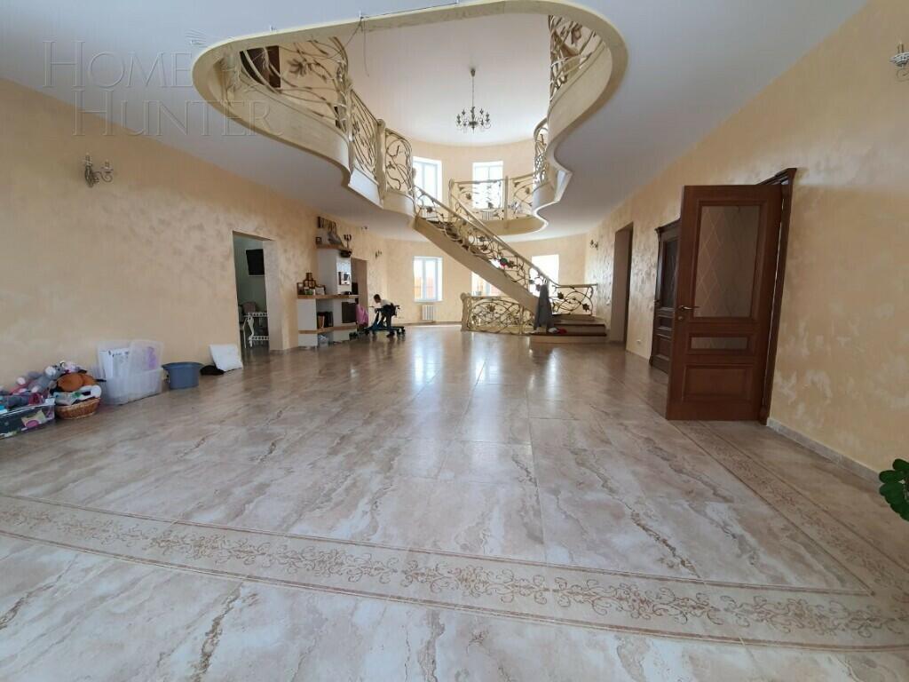 3-этажный коттедж 1 240 м² с отделкой