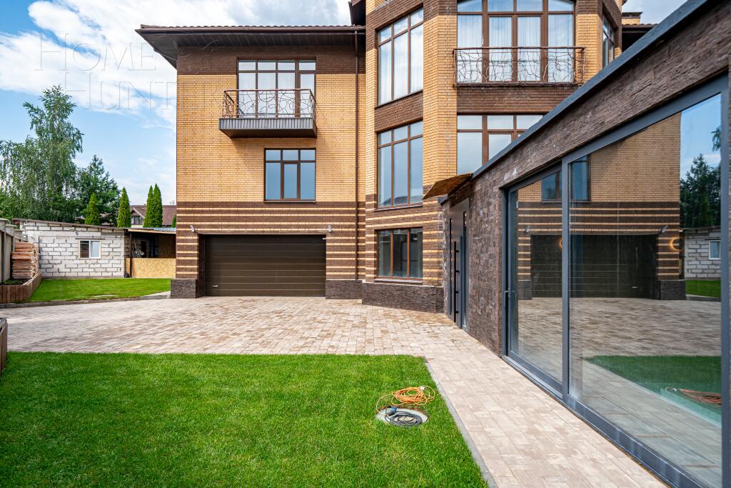 3-этажный коттедж 1 141 м² с отделкой