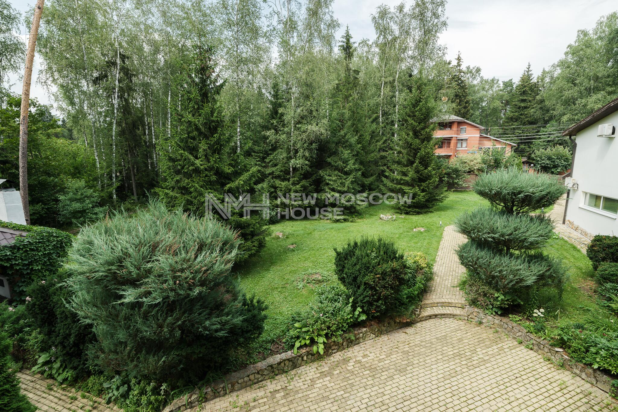 3-этажный коттедж 1 100 м² с отделкой