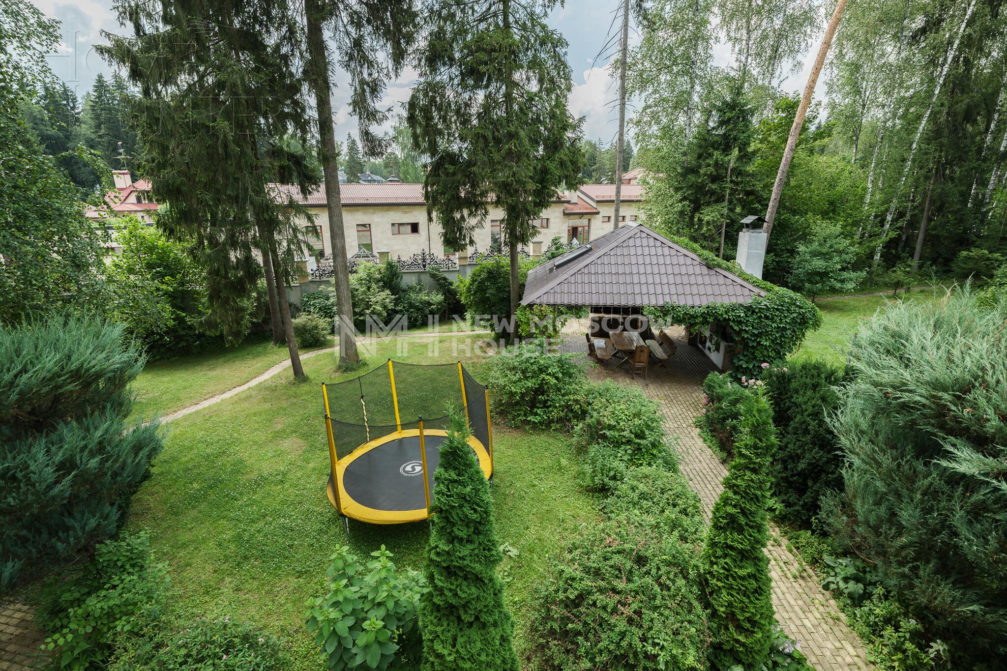 3-этажный коттедж 1 100 м² с отделкой