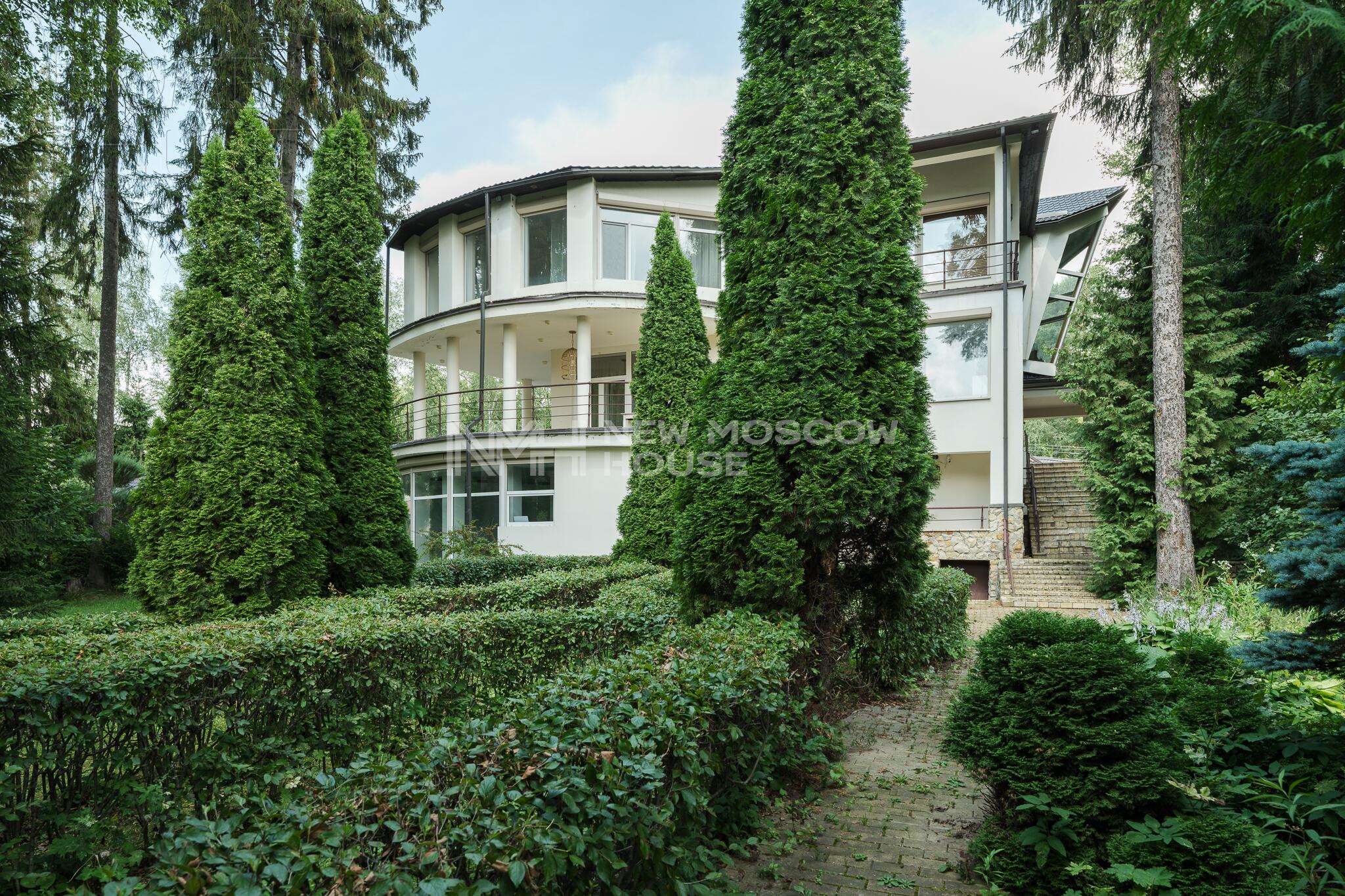 3-этажный коттедж 1 100 м² с отделкой