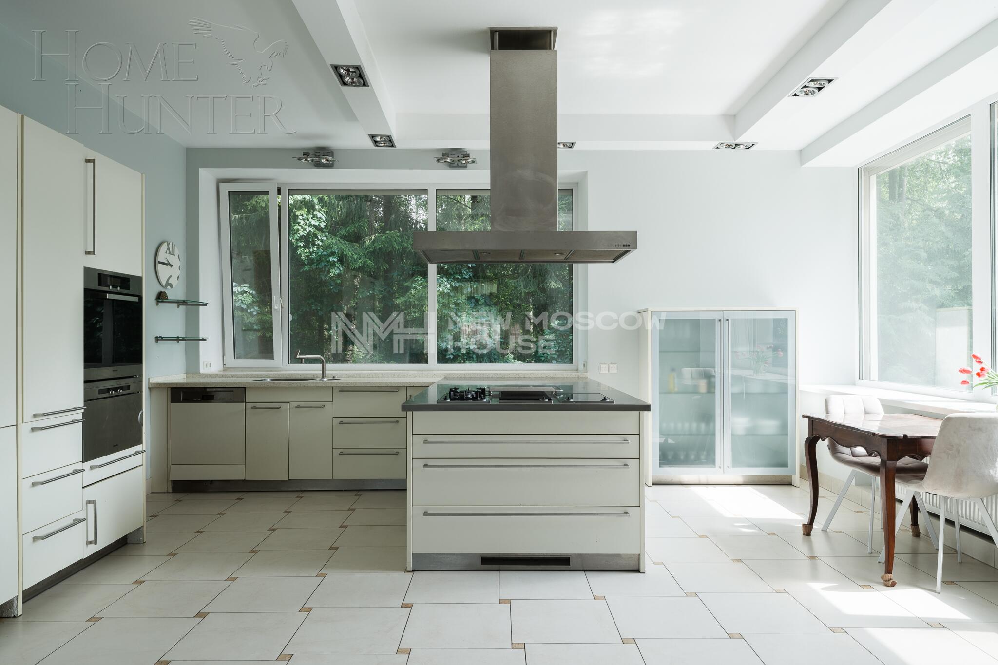 3-этажный коттедж 1 100 м² с отделкой