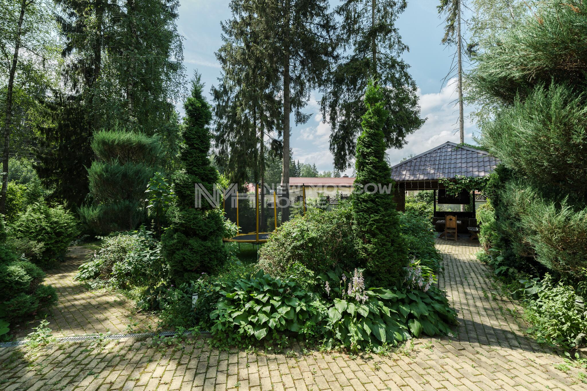 3-этажный коттедж 1 100 м² с отделкой