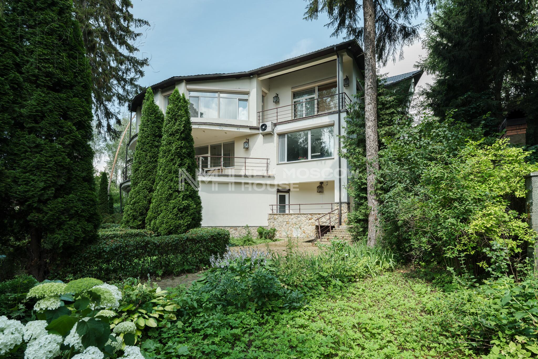 3-этажный коттедж 1 100 м² с отделкой