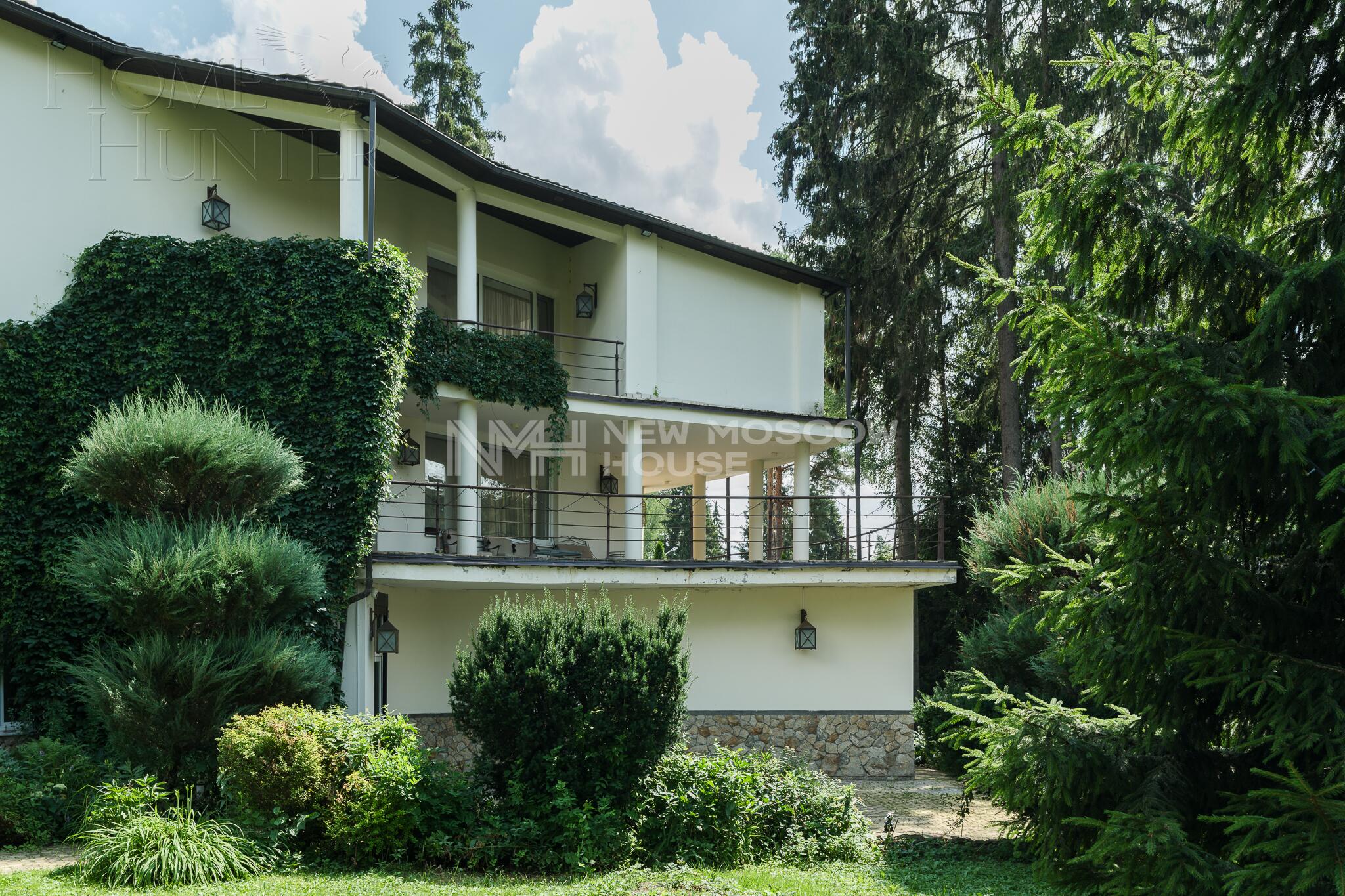 3-этажный коттедж 1 100 м² с отделкой