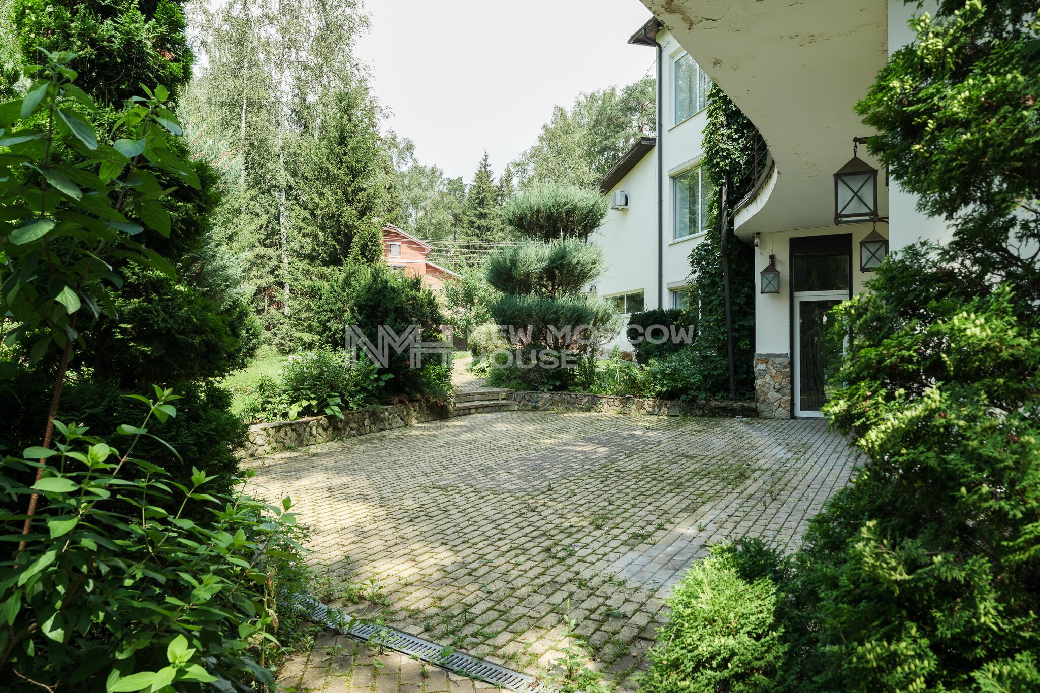 3-этажный коттедж 1 100 м² с отделкой