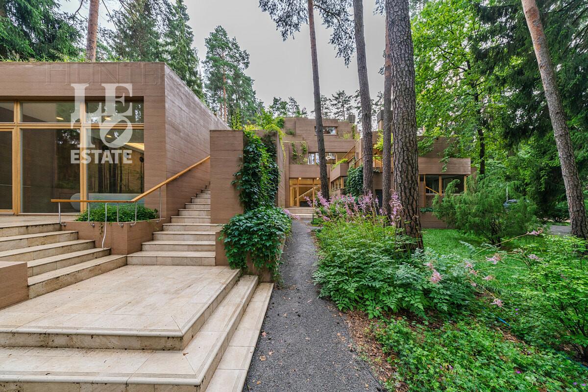 2-этажный коттедж 1 330 м² с отделкой