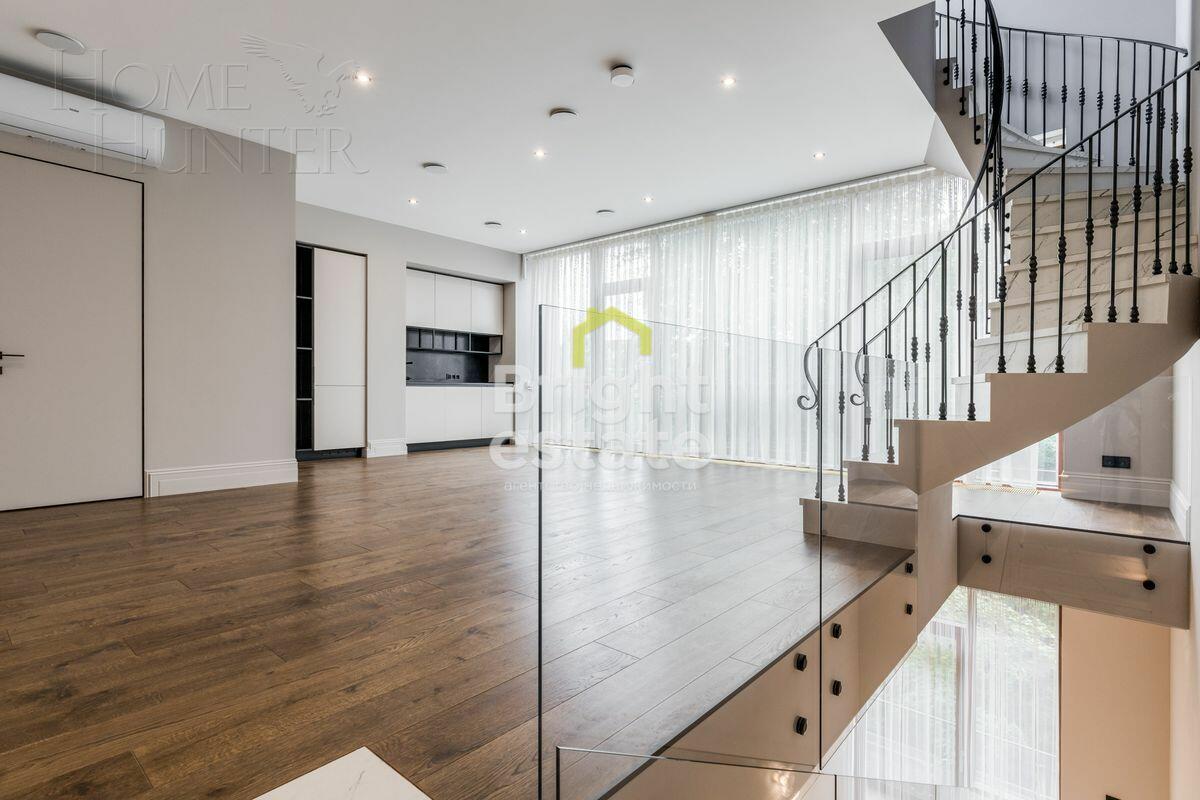 3-этажный таунхаус 240 м² с отделкой