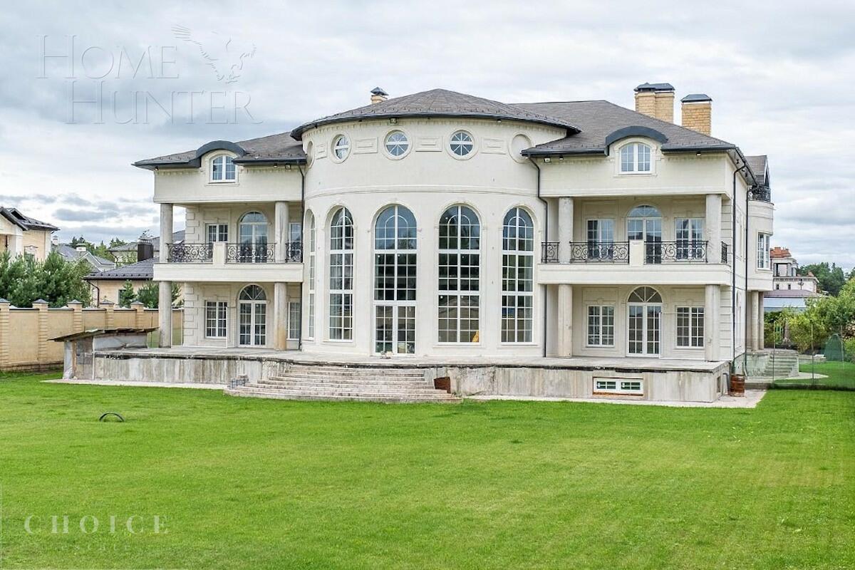 2-этажный коттедж 2 200 м² без отделки