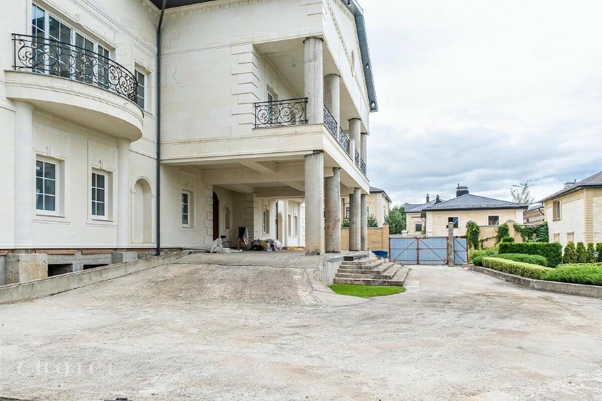 2-этажный коттедж 2 200 м² без отделки