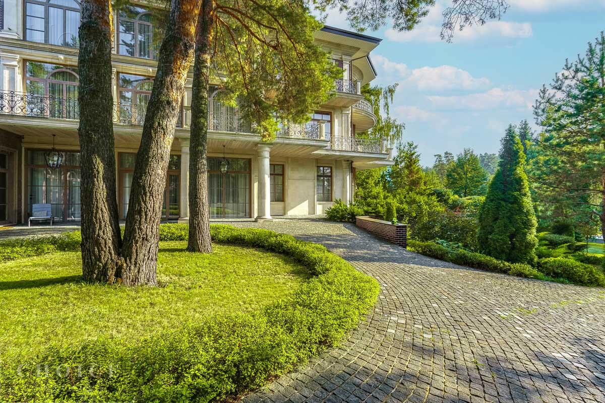 3-этажный коттедж 2 500 м² с отделкой