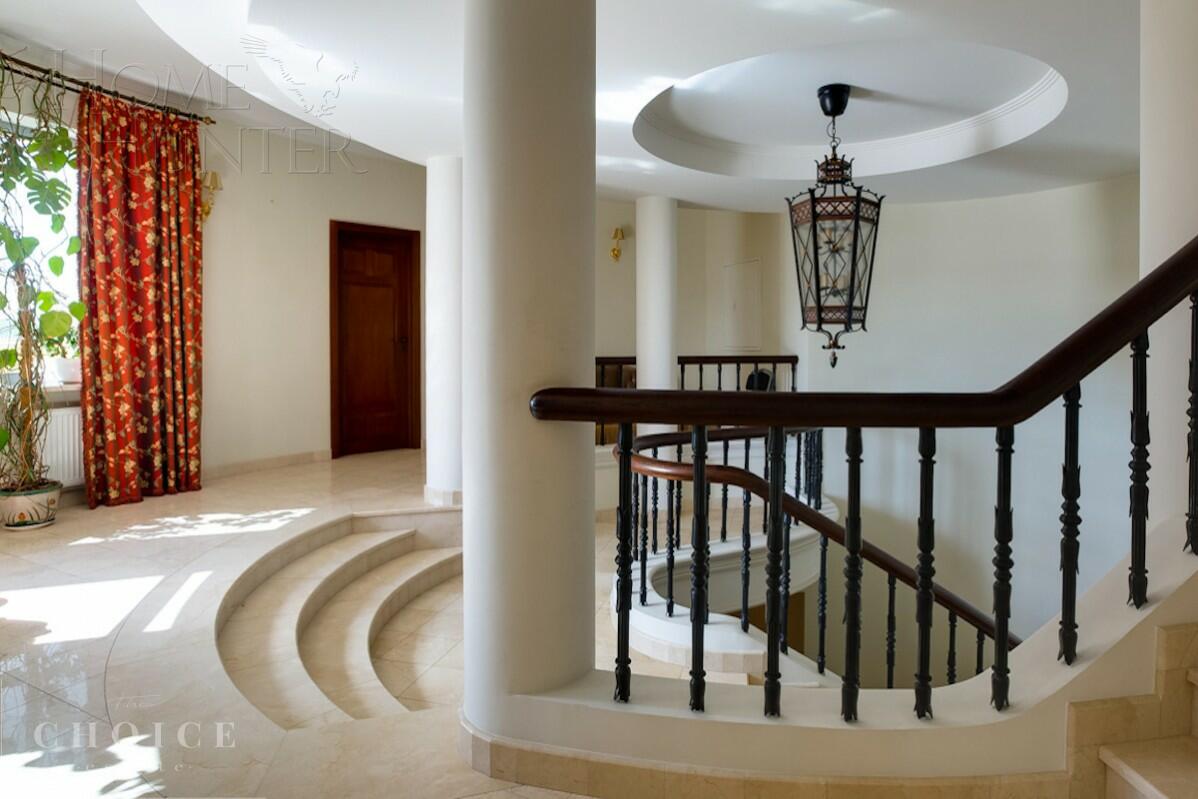 2-этажный коттедж 2 100 м² с отделкой