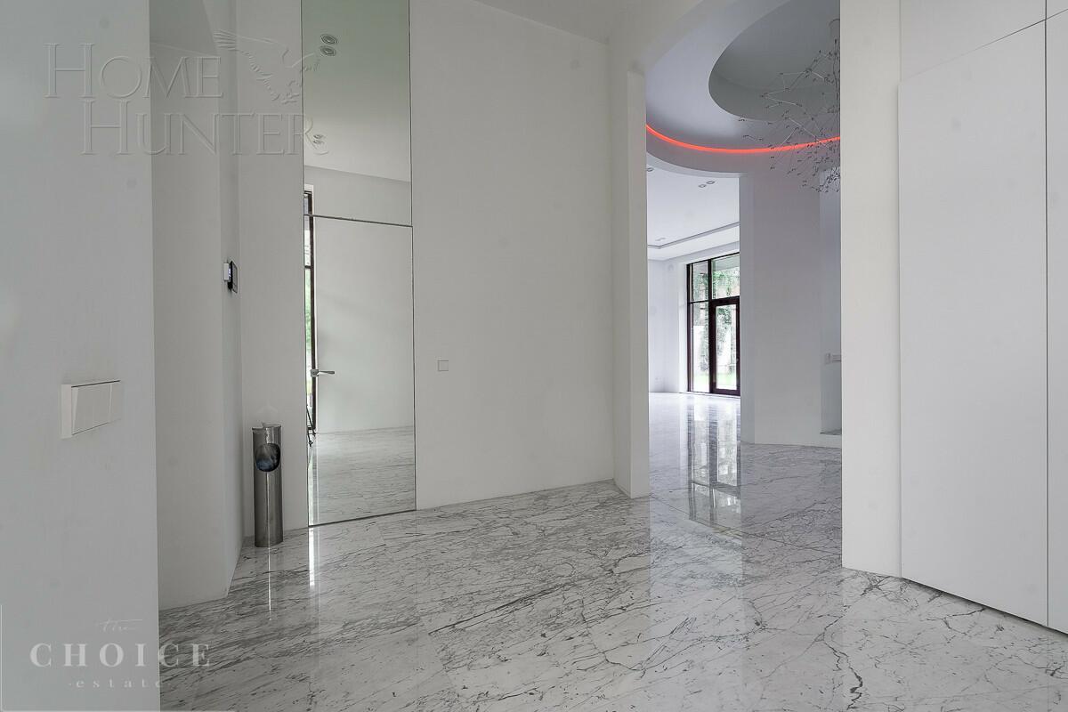 3-этажный коттедж 650 м² с отделкой