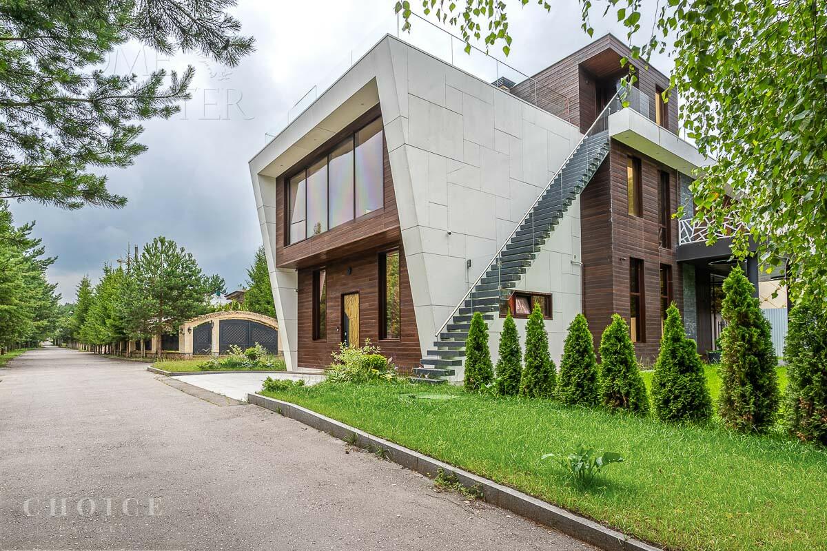 3-этажный коттедж 650 м² с отделкой