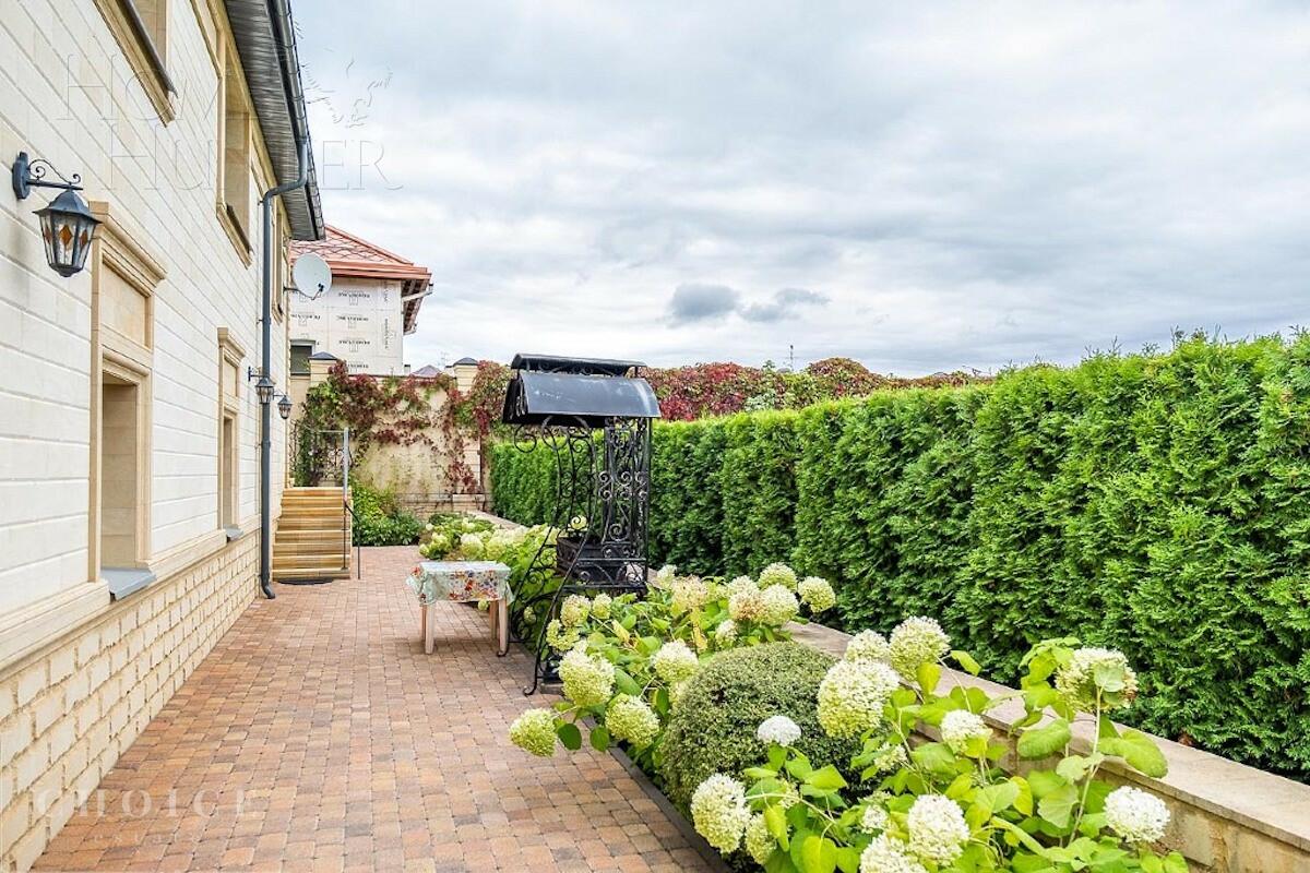 2-этажный коттедж 2 200 м² без отделки