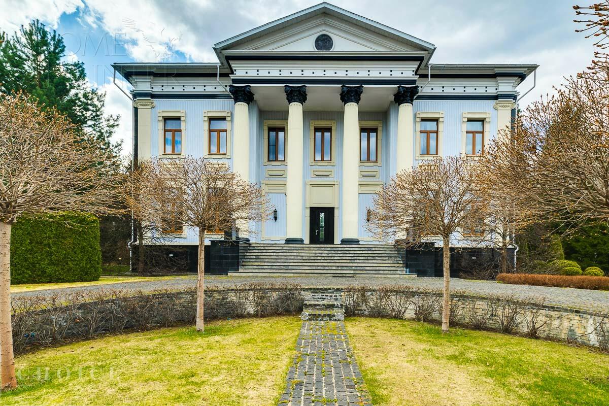 2-этажный коттедж 1 100 м² с отделкой